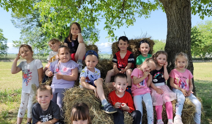 Sedíme na sene a je nám fajn  Sedíme na sene a je nám fajn